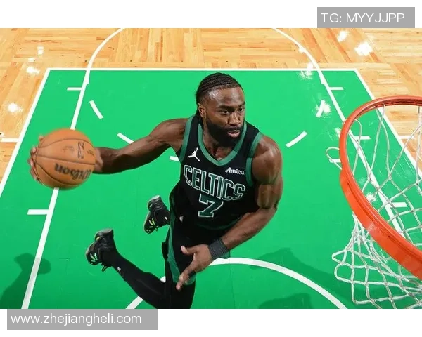 杰伦布朗如何在NBA赛场上展现个人魅力与团队精神的完美结合